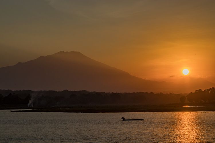 Perahu Nelayan di Waduk Cengklik Berlatar Belakang Gunung Merbabu dan Matahari Terbenam.