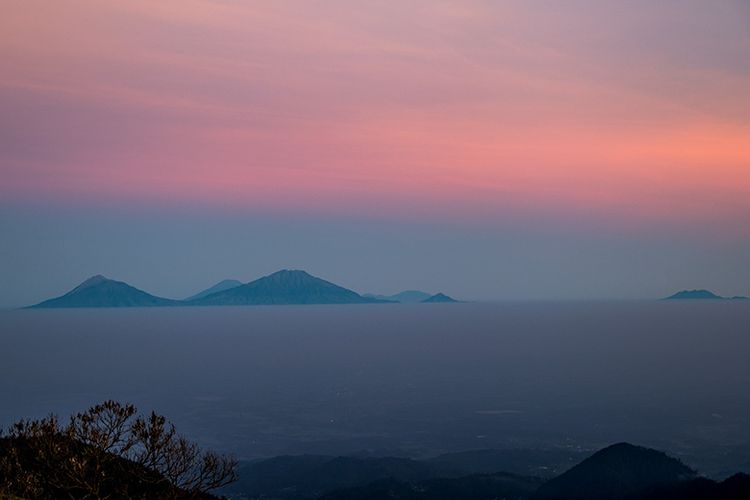 Barisan Gunung-gunung di Ufuk Barat, Dilihat dari Bukit Mongkrang Karanganyar.