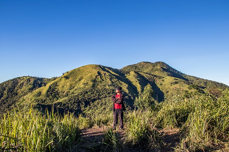 Puncak Candi Mongkrang 2 dan Jobolarangan yang menjulang tinggi di Selatan Puncak Candi Mongkrang 1.