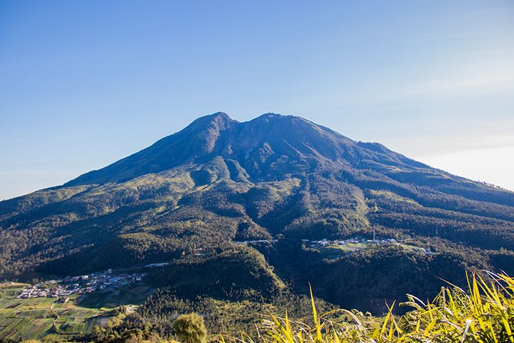 Gunung Lawu dilihat dari Bukit Mongkrang Karanganyar.