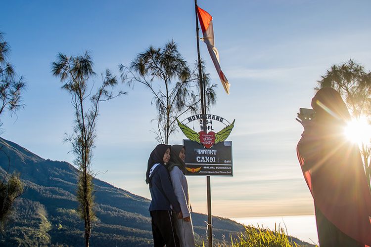 Pendaki Berfoto di Puncak Candi Mongkrang 1.