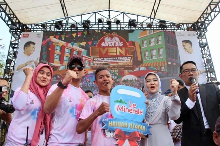Raihan Ahmad Fauzan pemenang Hadiah Utama dari Le Minerale berupa satu unit mobil pada ajang Indonesia Color Run 2019
