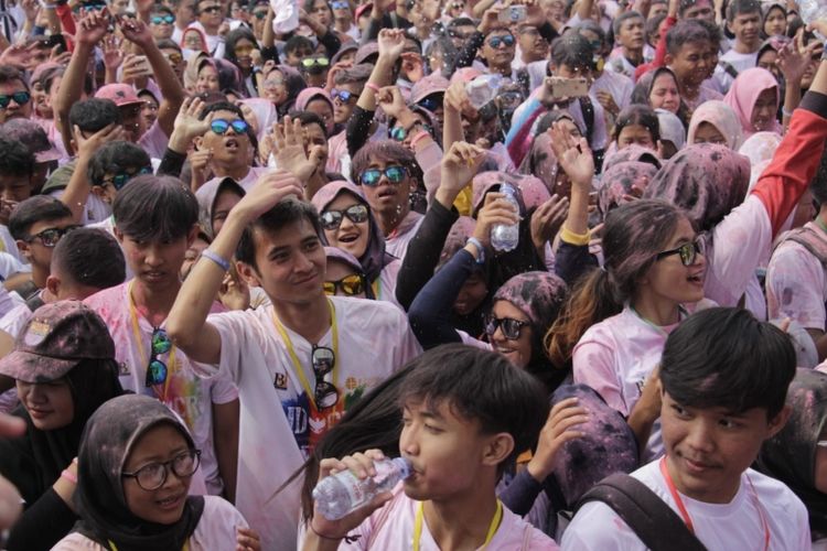 Ribuan Masyarakat sekitar wilayah Bandung Barat turut berpartisipasi memeriahkan acara fun run Indonesia Color Run 2019