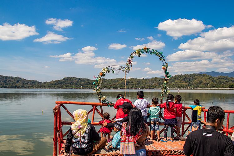 Wisatawan Berkeliling Waduk Rawa Jombor Klaten dengan Naik Perahu.