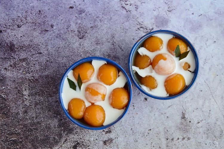 Kuliner biji salak dengan kuah santan dan gula merah.