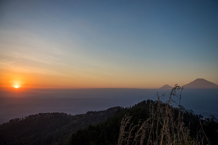 Keindahan matahari terbenam di Puncak Gunung Kunir, Purworejo.