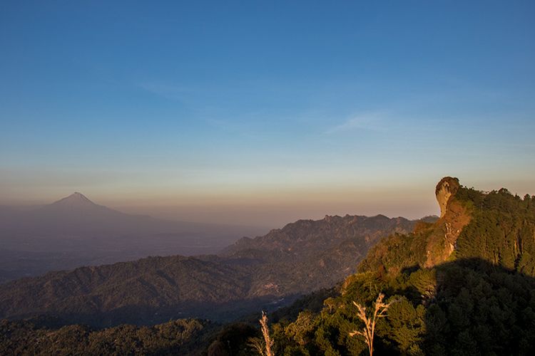 Hamparan Pegunungan Menoreh dengan Gunung Trajumas yang menjulang tinggi dan Gunung Merapi di ufuk timur dilihat dari Gunung Kunir Purworejo.