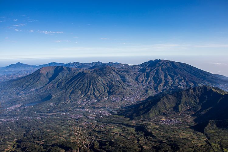 Panorama Dataran Tinggi Dieng dilihat dari Gunung Sindoro.