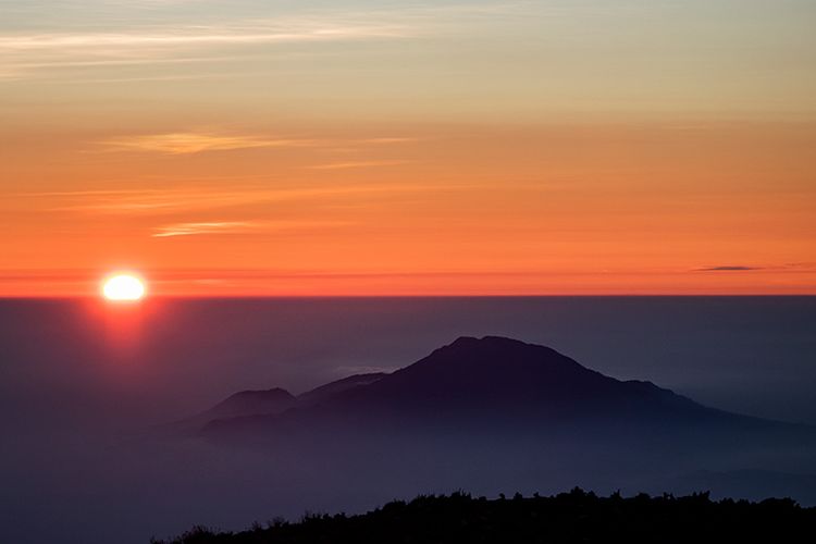 Matahari Terbit Dilihat dari Puncak Gunung Sindoro.