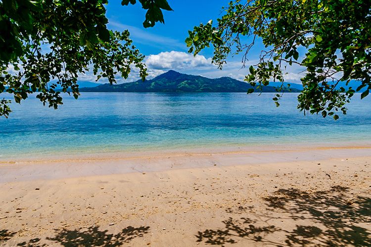 Pantai Siladen dengan pasir putih dan jernihnya air laut yang begitu indah.