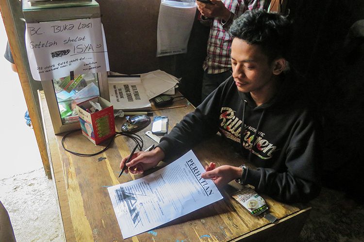 Petugas Basecamp Pendakian Gunung Sindoro via Tambi (Sigedang) melakukan briefing kepada pendaki sebelum berangkat. (30/06/2019)