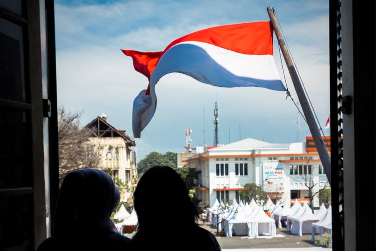 Bendera Merah-Putih yang berkibar di Museum Fatahillah, Kota Tua, Jakarta menyisakan jejak bendera Merah-Putih-Biru, bendera Belanda.