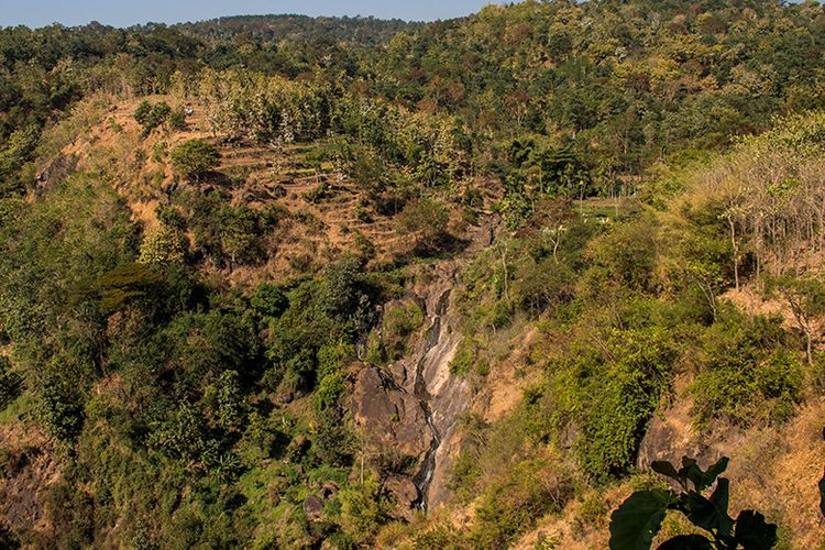 Air Terjun Lidah dilihat dari Arak-arak Bondowoso.