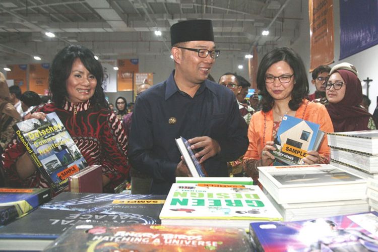 Kepala Kantor Wilayah 1 BCA Lanny Budiati (kanan) bersama Gubernur Jawa Barat Ridwan Kamil (tengah) dan Presiden Direktur PT Jaya Ritel Indonesia Uli Silalahi (kiri) di tengah gelaran bazar buku, Big Bad Wolf (BBW) di Kota Baru Parahyangan, Bandung (27/06)