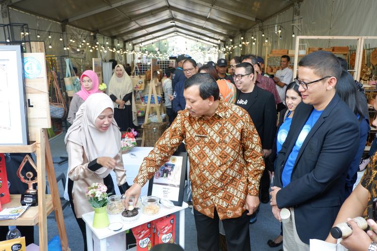 Sekretaris Daerah Jawa Barat Iwa Karniwa mengunjungi salah satu booth UMKM peserta The Big Start Indonesia.