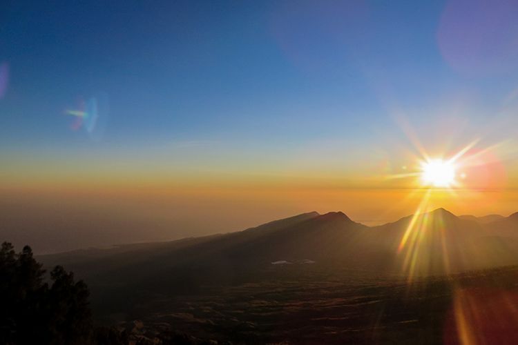Matahari terbit dilihat dari Plawangan Sembalun Gunung Rinjani.