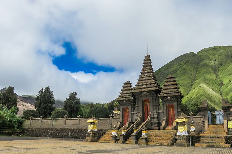 Pura Luhur Poten di Kawasan Gunung Bromo.