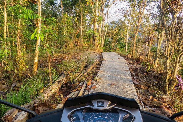 Jalan sempit menjelang sampai di Bukit Gondopurowangi, Magelang.