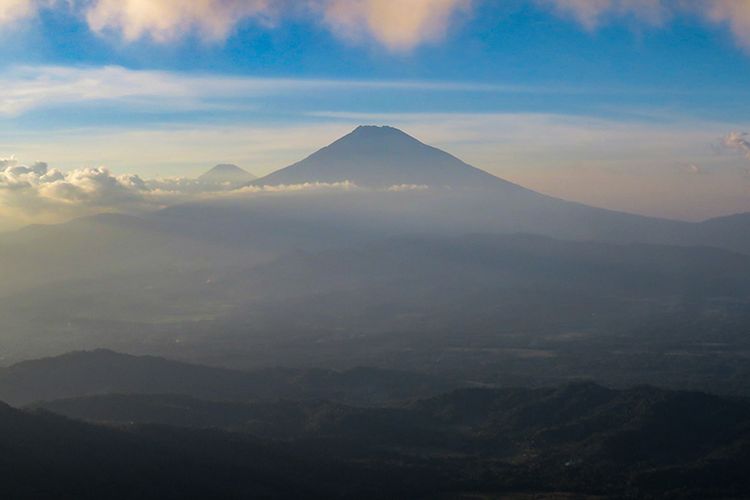 Gunung Sumbing dilihat dari Puncak Suroloyo.
