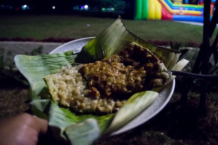Kuliner mendoan goreng dan mendoan bakar yang bisa ditemukan di Alun-alun Gombong.
