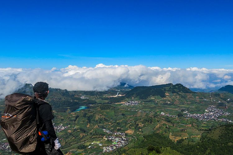 Kawasan Dataran Tinggi Dieng dilihat dari Gunung Prau.