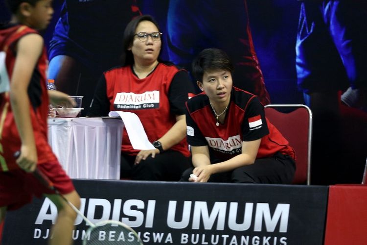 Nimas Rani dan Liliyana Natsir, dua anggota Tim Pencari Bakat Audisi Umum Djarum Beasiswa Bulutangkis 2019, melakukan pemantauan terhadap sejumlah atlet muda di GOR KONI, Bandung, Senin (29/7).