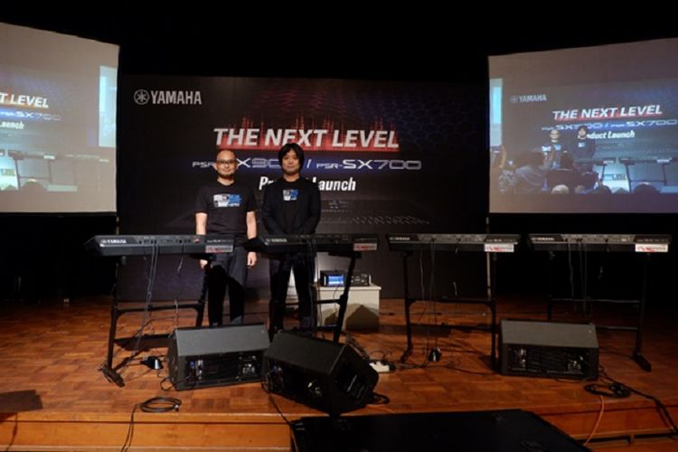 Presiden Direktur YMID Shinichi Takenaga (kiri) dan GM Marketing YMID Shogo Ito (kanan) saat acara peluncuran dua keyboard terbaru Yamaha PSR-SX700 dan PSR-SX900 di Jakarta, Kamis (1/8).
