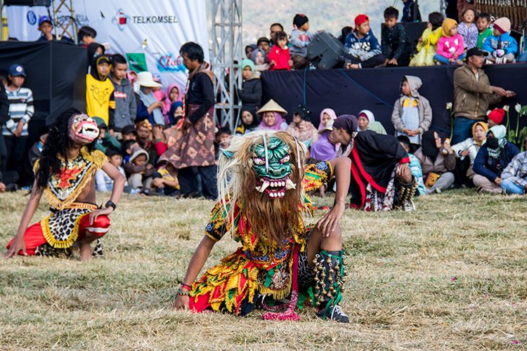 Kesenian Kubro Siswo dalam Gelaran Dieng Culture Festival 2019.