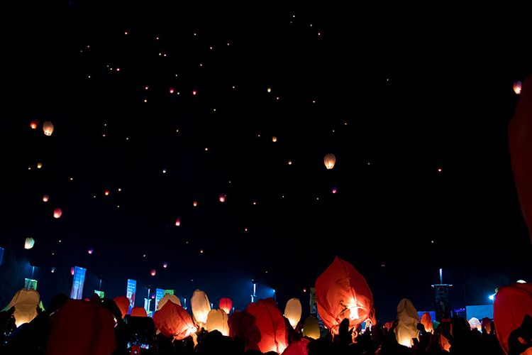 Ratusan lampion terbang di langit malam Dieng Culture Festival 2019 diiringi lagu Tanah Airku.