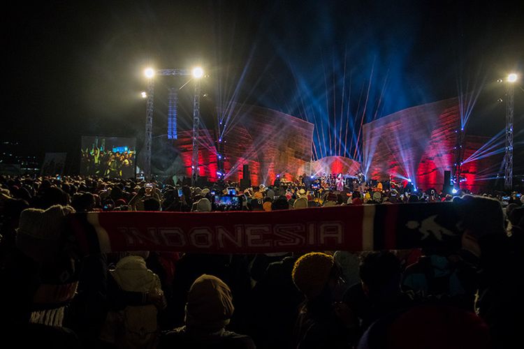 Suasana saat Lagu Bagimu Negeri Berkumandang di Senandung Negeri Atas Awan 2019.