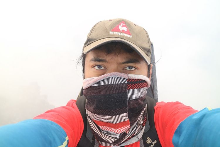 Pendaki menggunakan buff saat melintas komplek kawah Gunung Slamet, Jawa Tengah. Gunung Slamet merupakan salah satu gunung api aktif di Indonesia.