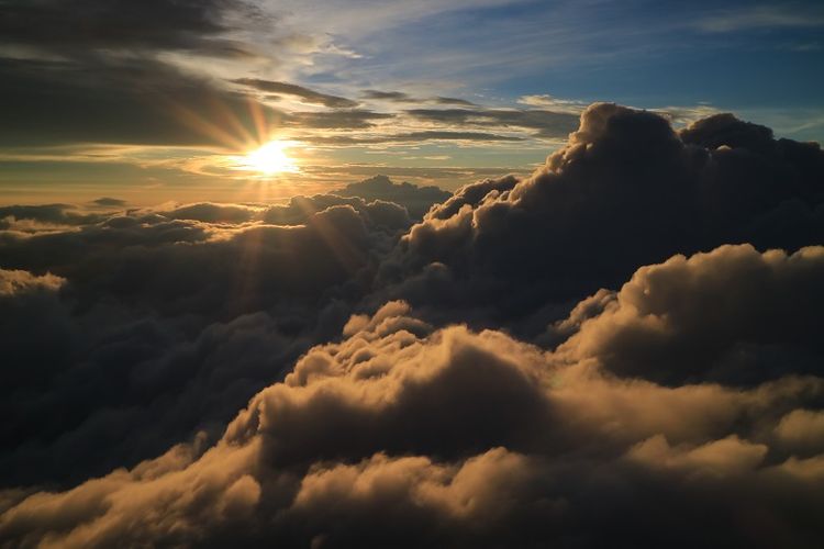 Pemandangan matahari terbit dilihat dari leher Gunung Slamet, Jawa Tengah. Gunung Slamet merupakan salah satu gunung api aktif di Indonesia.