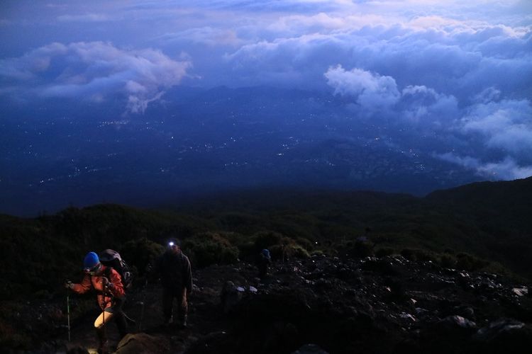 Pendaki menyusuri leher Gunung Slamet, Jawa Tengah. Gunung Slamet merupakan salah satu gunung api aktif di Indonesia.