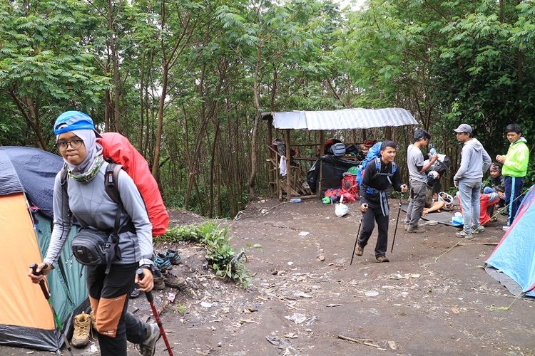 Pendaki menyusuri jalur pendakian Gunung Slamet via Bambangan, Purbalingga, Jawa Tengah. Gunung Slamet merupakan salah satu gunung api aktif di Indonesia.
