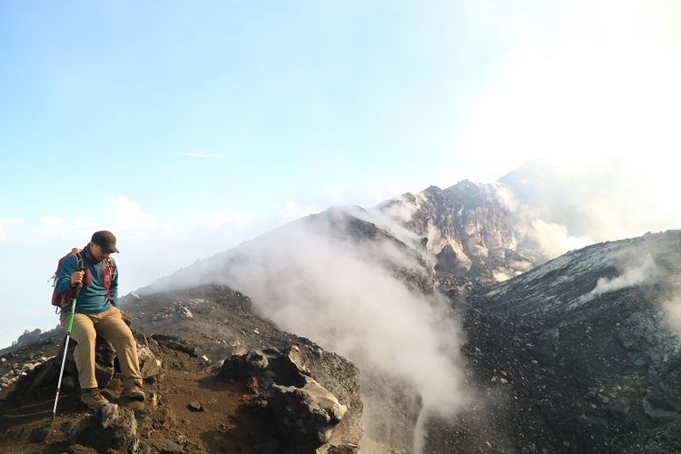 Pendaki di pinggir kawah Gunung Slamet, Jawa Tengah. Gunung Slamet merupakan salah satu gunung api aktif di Indonesia.
