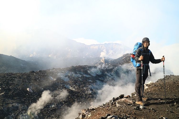 Pendaki di pinggir kawah Gunung Slamet, Jawa Tengah. Gunung Slamet merupakan salah satu gunung api aktif di Indonesia.