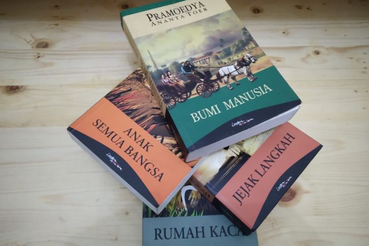 Tetralogi Buru karya Pramoedya Ananta Toer: Bumi Manusia, Anak Semua Bangsa, Jejak Langkah, dan Rumah Kaca.