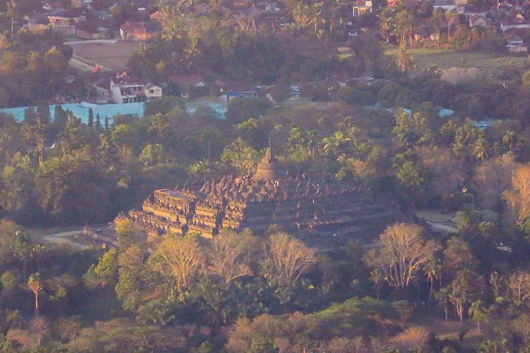 Candi Borobudur dilihat dari Puncak Surloyo, Kulon Progo, DIY dari jarak sekitar 4,96 kilometer.