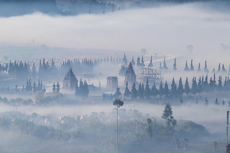 Candi Arjuna Dieng yang berselimut kabut di Pagi Hari.