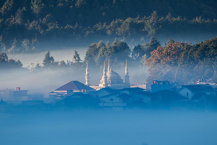 Sebuah masjid di Dieng yang tampak seperti berada di atas awan.