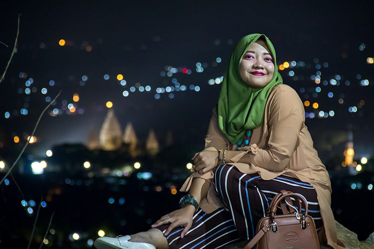 Seorang pengunjung berfoto malam di Spot Riyadi.