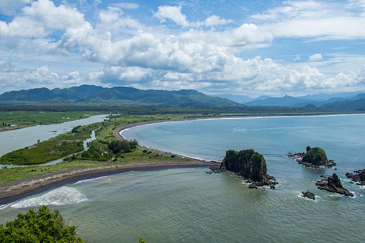 Teluk Love di Jember yang Berbentuk Seperti Hati.