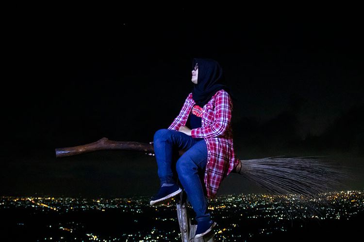 Spot Foto Sapu Terbang di Bukit Lintang Sewu, Yogyakarta.