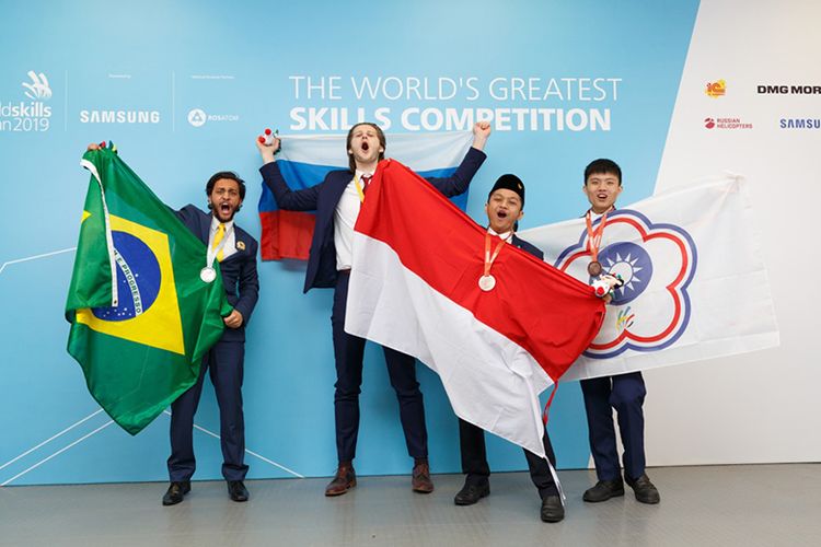 Perwakilan dari kontingen Indonesia dengan bangga mengangkat bendera merah putih pada ajang WSC 2019 yang digelar di Kazan, Rusia pada 22-17 Agustus 2019 lalu. (Dok. Kemendikbud)