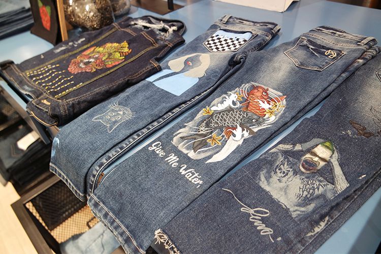 Sejumlah hasil modifikasi denim, baik yang dimodifikasi menggunakan laser, dilukis, maupun di-trim, yang ada di store Pepe Jeans London Grand Indonesia.