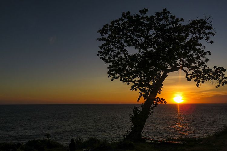 Keindahan Matahari Terbenam di Tanjung Kesirat, Gunungkidul, Yogyakarta.