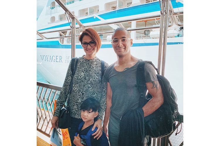 Rima Melati Adams dan Marcell sekeluarga menikmati serunya berlayar dengan kapal pesiar. 