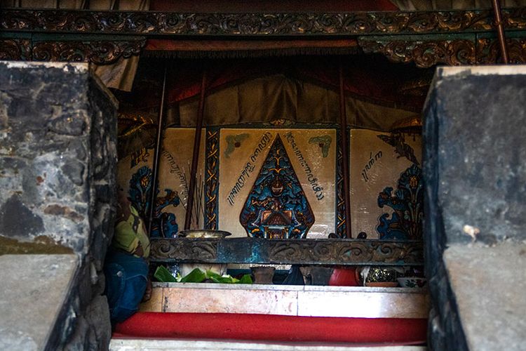 Hargo Dalem yang menjadi tujuan peziarah dan pelaku ritual di Gunung Lawu. Konon di sinilah tempat moksa-nya Raja Terakhir Majapahit, Prabu Brawijaya V. (1/9/2019)