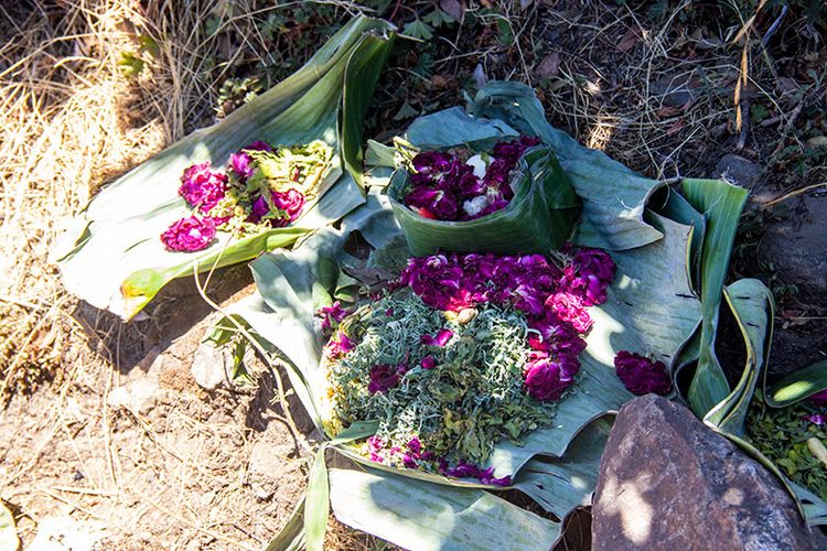 Perlengkapan ritual atau ziarah di Gunung Lawu berupa bunga. (1/9/2019)