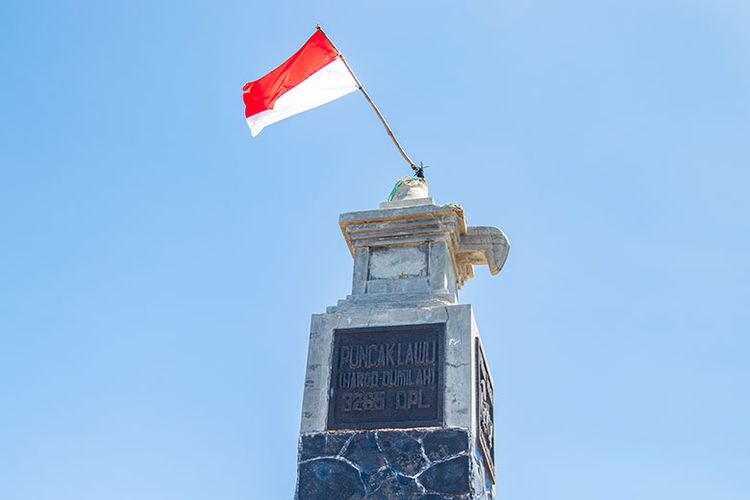 Tugu di puncak tertinggi Gunung Lawu, Hargo Dumilah.